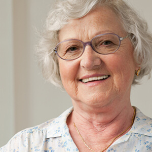 Seniorenbetreuung und Pflegedienst Spandau - lächelnde Seniorin - Betreuung Betreuung in Ihrer Nähe